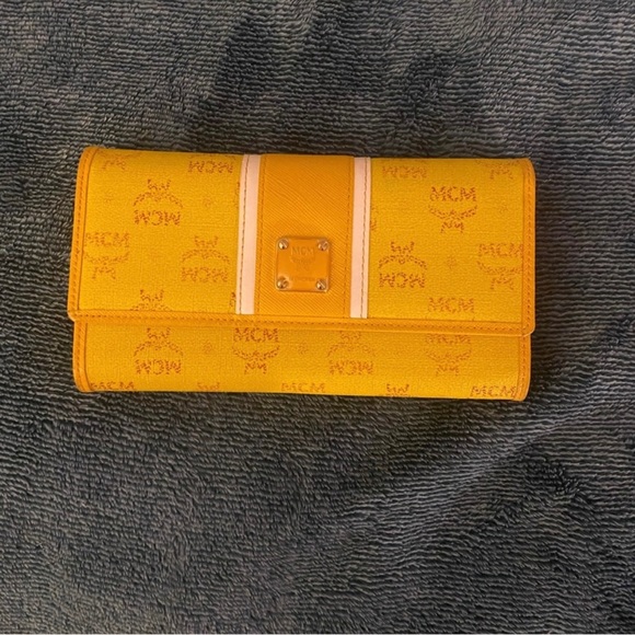 Just 2 Sisters sharing our bags and yours 👛 👛👛Let’s have some fun 🤩 - Picture 10 of 10